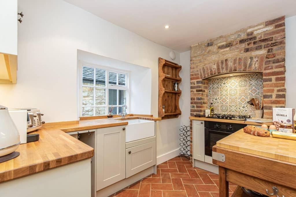 Oxfordshire Living - The Bowler Hat Cottage - Woodstock Exteriör bild